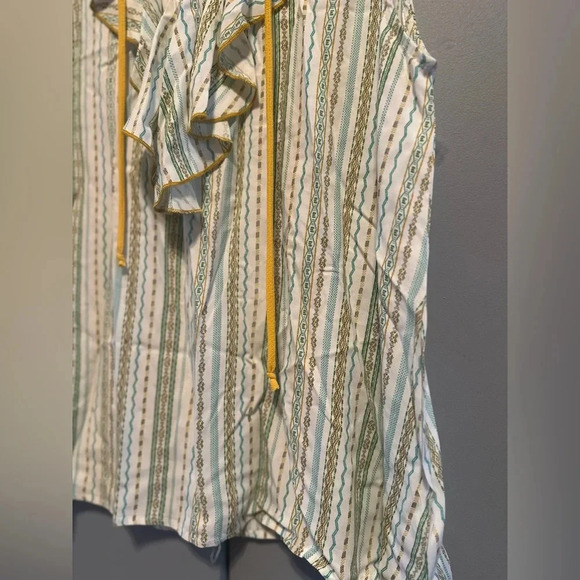 ❤️Sugar Fox - Ruffle Vertical Stripe Tank Top (size L) - Picture 4 of 8